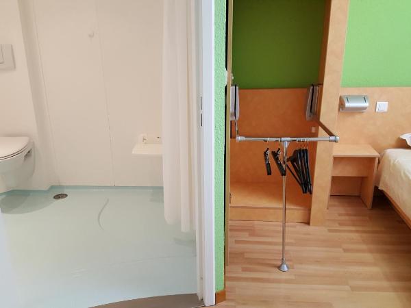 The Originals Access, Hôtel Saint-Flour : photo 7 de la chambre chambre lits jumeaux pour personnes à mobilité réduite