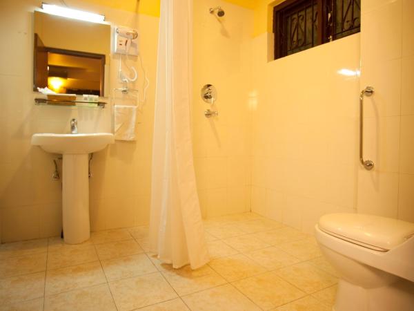 Royal Astoria Hotel : photo 4 de la chambre chambre familiale adaptée aux personnes à mobilité réduite