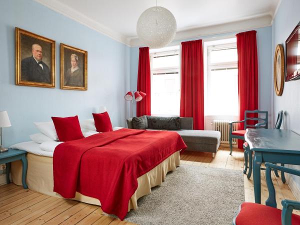 Hotel Hornsgatan : photo 1 de la chambre chambre triple avec salle de bains commune dans couloir