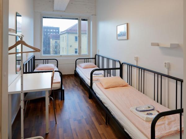CheapSleep Hostel Helsinki : photo 1 de la chambre chambre triple avec salle de bains commune