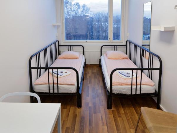CheapSleep Hostel Helsinki : photo 4 de la chambre chambre lits jumeaux avec salle de bains commune