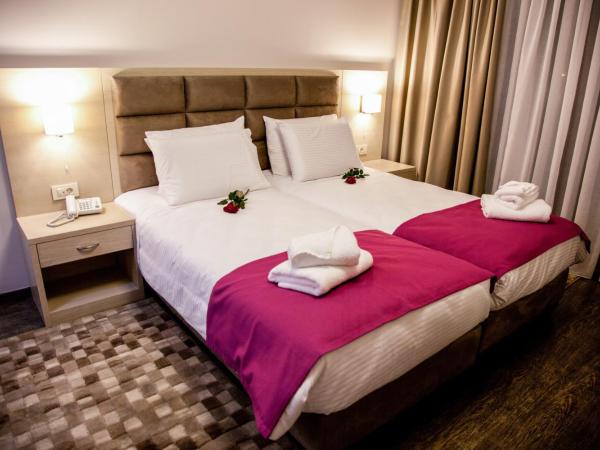 Filokalia Hotel : photo 2 de la chambre chambre deluxe - vue sur lac