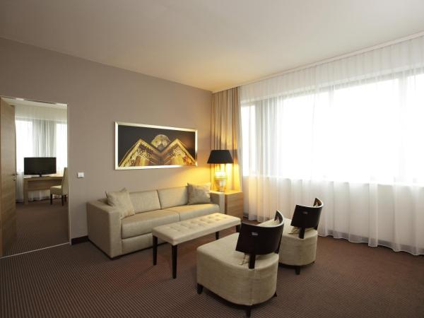H4 Hotel Berlin Alexanderplatz : photo 5 de la chambre suite
