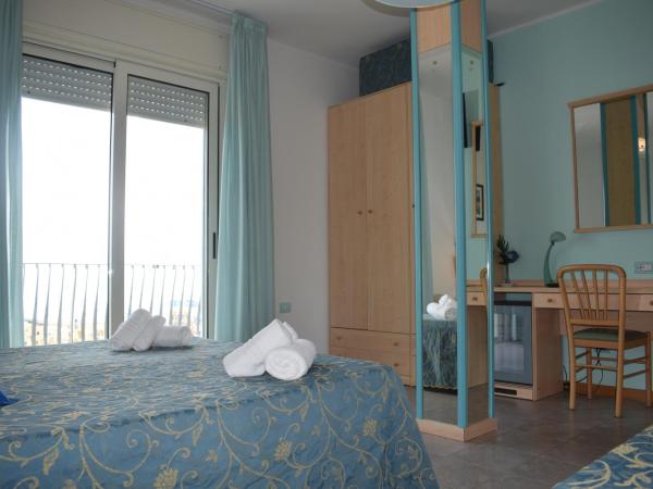 Hotel Solemare - Frontemare - 3 Stelle Superior : photo 5 de la chambre chambre triple avec terrasse - vue sur mer
