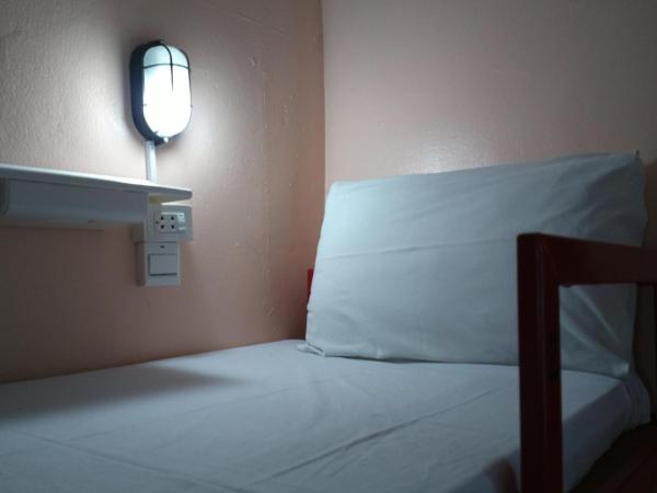 Hua Hin Euro City Hotel : photo 6 de la chambre lit dans dortoir avec climatisation