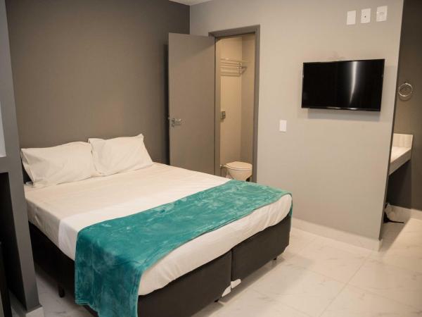 REF House Barra Da Tijuca : photo 3 de la chambre suite lit queen-size - vue sur piscine