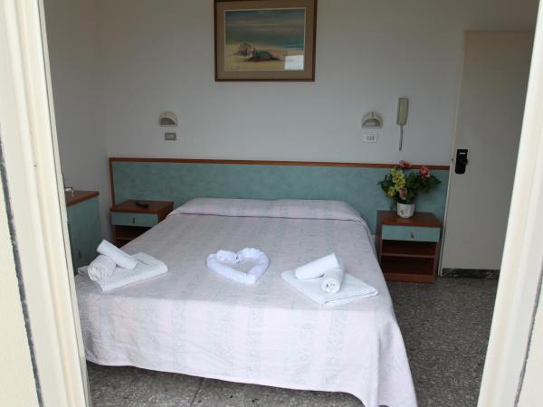 Hotel Diamante : photo 1 de la chambre chambre double avec balcon et accès plage