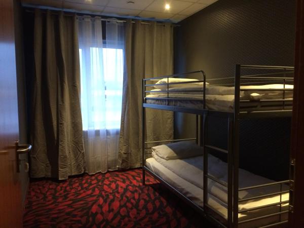 Loft Car Factory : photo 5 de la chambre chambre double avec salle de bains commune