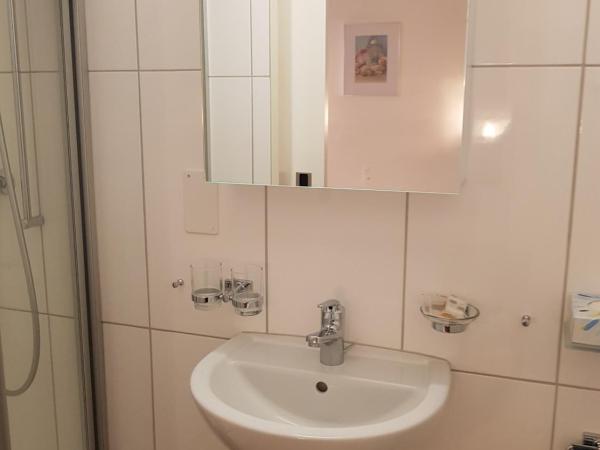 Hotel Elite : photo 4 de la chambre chambre double ou lits jumeaux avec salle de bains