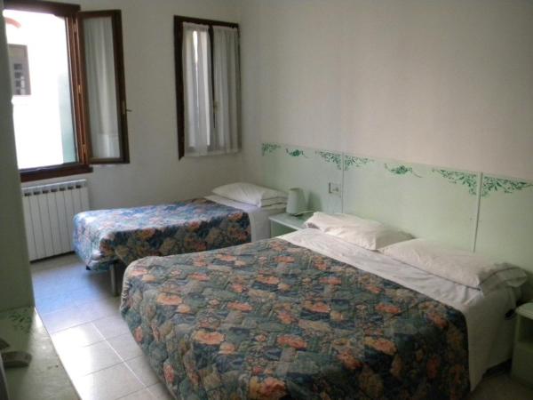 Hotel Adua : photo 2 de la chambre chambre quadruple avec salle de bains commune - annexe