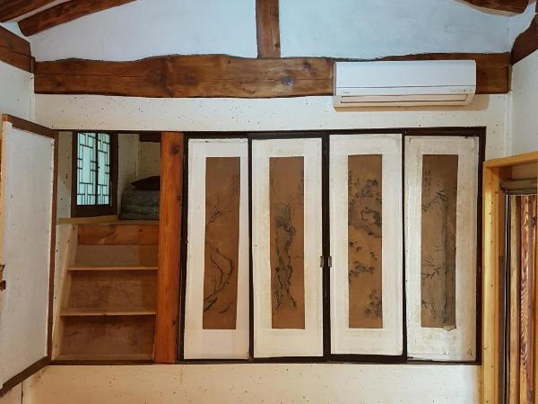 Gongsimga Hanok Guesthouse : photo 1 de la chambre chambre quadruple avec salle de bains privative