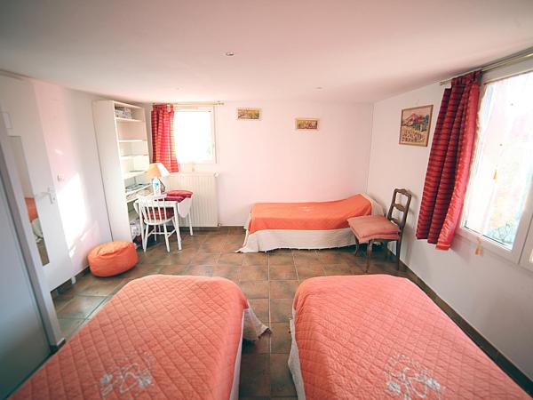 B&B Le clos des vignes Saint Raphael : photo 1 de la chambre chambre familiale avec salle de bains