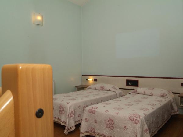 Hotel Maxim : photo 4 de la chambre chambre quadruple