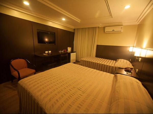 Hotel Plaza Apolo : photo 5 de la chambre chambre lits jumeaux spacieuse