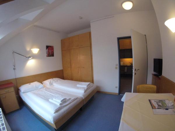 Haus Mobene - Hotel Garni : photo 5 de la chambre chambre quadruple