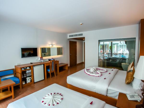 Phi Phi Harbour View Hotel-SHA Extra Plus : photo 4 de la chambre chambre triple de luxe avec accès à la piscine