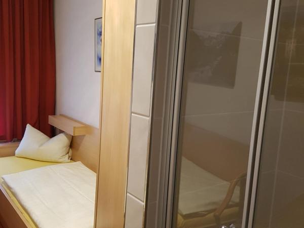 Hotel Giesing : photo 3 de la chambre chambre double avec salle de bains commune
