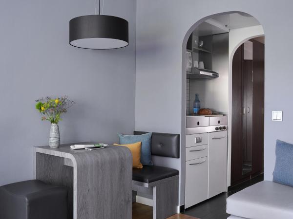 Living Hotel am Olympiapark : photo 3 de la chambre appartement d'affaires français