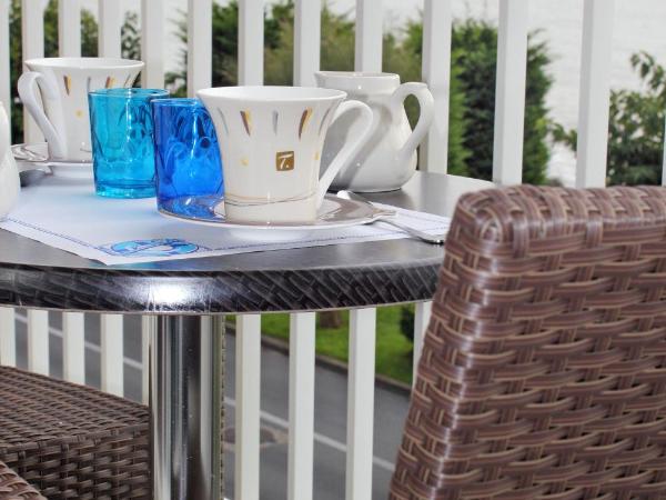 Logis Hôtel Les Bleuets : photo 2 de la chambre chambre quadruple supérieure - vue sur mer