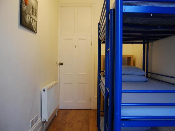 Saint James Backpackers : photo 4 de la chambre chambre triple avec salle de bains commune