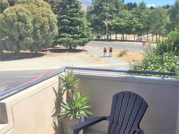 Fairway Motel & Apartments : photo 2 de la chambre suite lit king-size avec baignoire spa