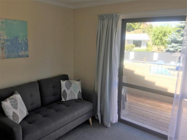 Fairway Motel & Apartments : photo 6 de la chambre suite lit king-size avec baignoire spa