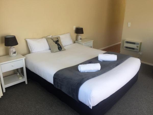 Fairway Motel & Apartments : photo 7 de la chambre suite lit king-size avec baignoire spa