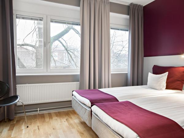 Sure Hotel by Best Western Stockholm Alvsjo : photo 2 de la chambre standard twin room with walk-in shower - disability access
