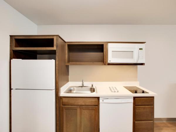 WoodSpring Suites Houston 288 South Medical Center : photo 8 de la chambre suite lit queen-size