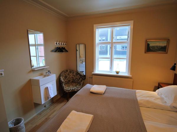 Grettir Guesthouse : photo 3 de la chambre chambre double avec salle de bains commune