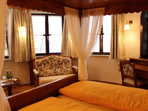 Hotel Sonnenhof : photo 4 de la chambre chambre double avec lit à baldaquin