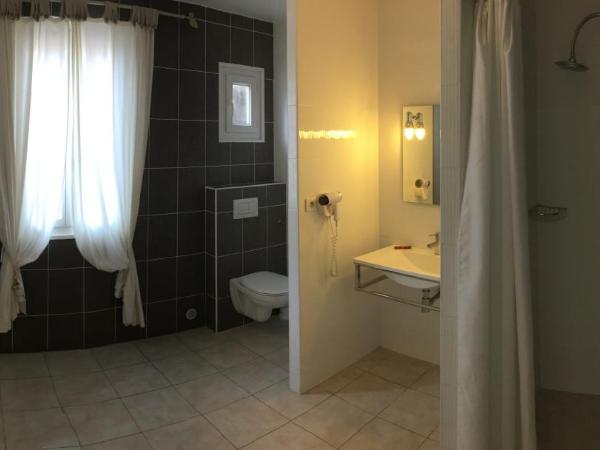 Hôtel les Arbousiers : photo 2 de la chambre chambre familiale