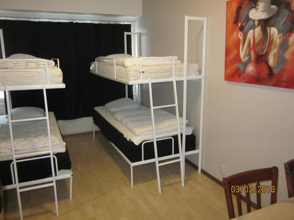 Uppsala City Hostel : photo 4 de la chambre chambre quadruple avec salle de bains commune