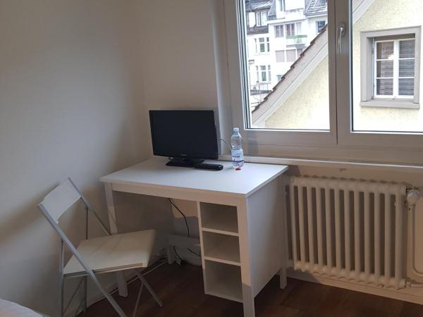 Hotel Elite : photo 3 de la chambre chambre simple avec toilettes et douche communes