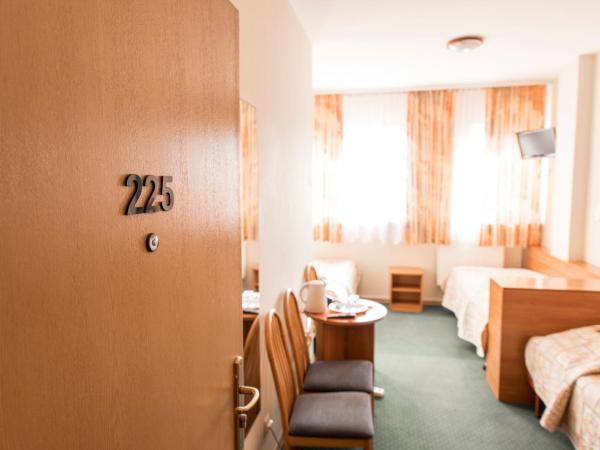 Amicus Żoliborz : photo 2 de la chambre chambre triple avec salle de bains privative séparée