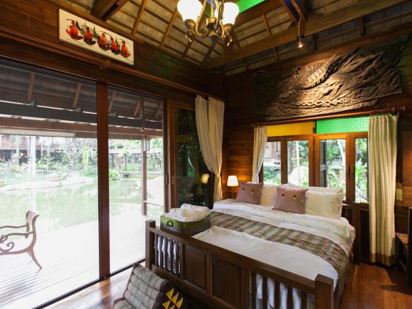 Baansuwanburi - บ้านสุวรรณบุรี : photo 8 de la chambre chambre lit queen-size - vue sur Étang et piscine