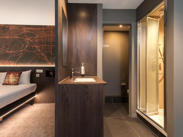 Heeton Concept Hotel - Luma Hammersmith : photo 10 de la chambre chambre deluxe plus avec canapé-lit