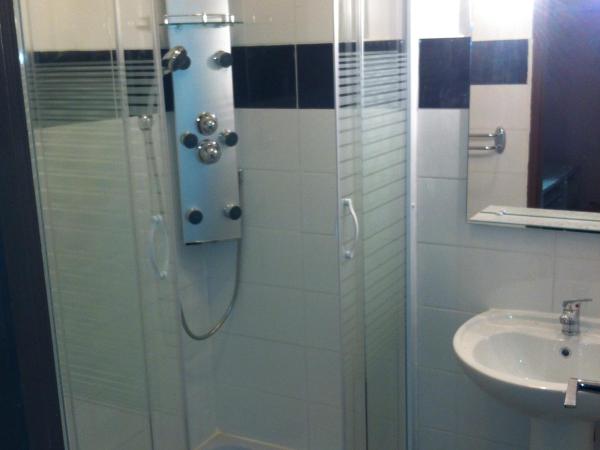 Logis Hôtel Saint Jacques : photo 5 de la chambre chambre triple