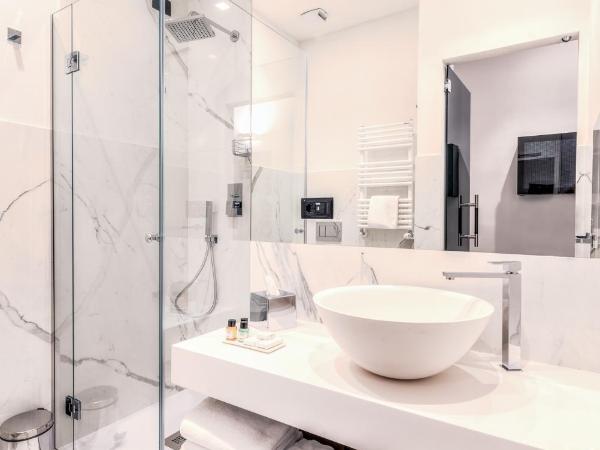 La Spezia by The First - Luxury Rooms & Suites : photo 6 de la chambre chambre double de luxe avec balcon - vue sur ville