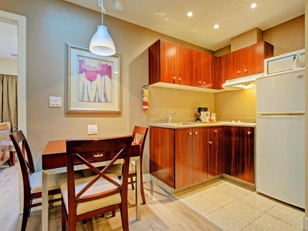 Red Lion Inn and Suites Victoria : photo 4 de la chambre suite 1 chambre avec 2 lits doubles et canapé-lit