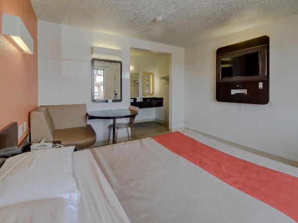 Motel 6-San Antonio, TX - Fort Sam Houston : photo 1 de la chambre chambre lit queen-size pour personnes à mobilité réduite avec douche accessible en fauteuil roulant