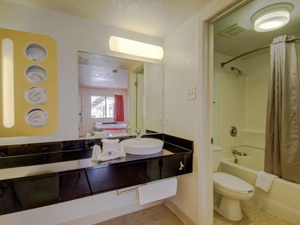 Motel 6-San Antonio, TX - Fort Sam Houston : photo 5 de la chambre chambre lit queen-size deluxe