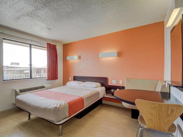 Motel 6-San Antonio, TX - Fort Sam Houston : photo 3 de la chambre suite lit queen-size