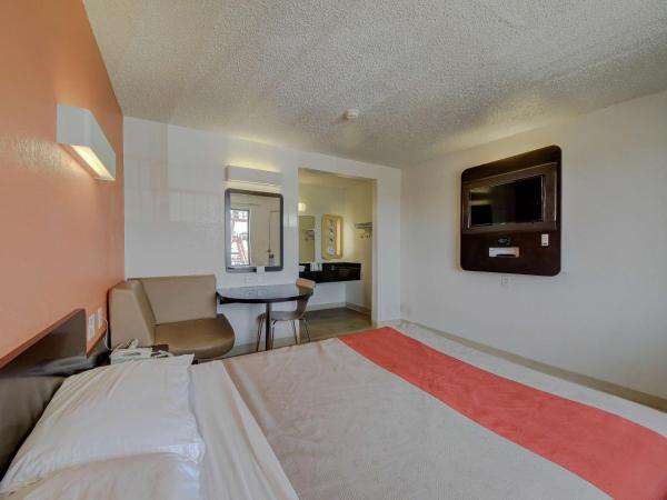 Motel 6-San Antonio, TX - Fort Sam Houston : photo 2 de la chambre chambre lit queen-size pour personnes à mobilité réduite avec douche accessible en fauteuil roulant