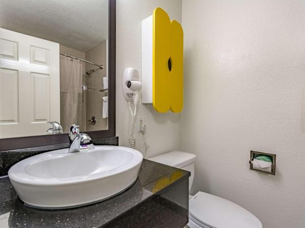 Studio 6-Dallas, TX : photo 4 de la chambre chambre lit queen-size deluxe - non-fumeurs