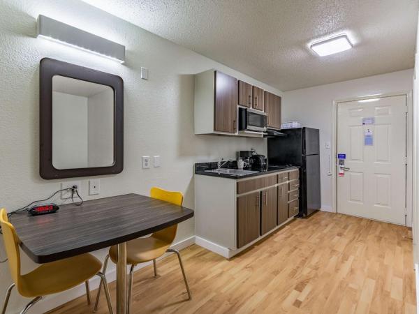 Studio 6-Dallas, TX : photo 6 de la chambre chambre lit queen-size deluxe - non-fumeurs