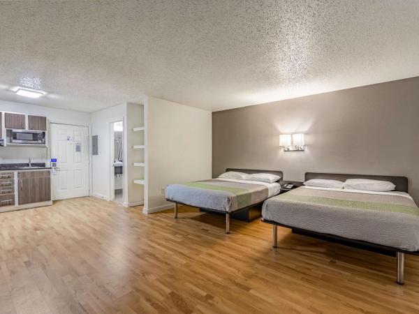 Studio 6-Dallas, TX : photo 1 de la chambre suite lit queen-size de luxe - non-fumeurs