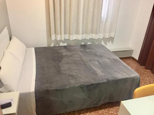 Hotel Catalunya Express : photo 5 de la chambre chambre double Économique