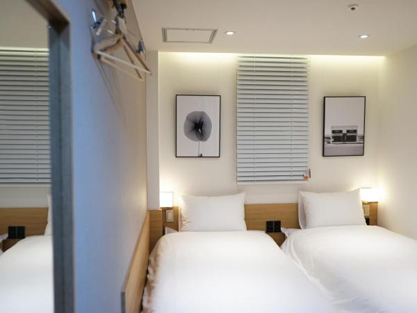 Artravel Myeongdong : photo 1 de la chambre chambre lits jumeaux avec salle de bains privative