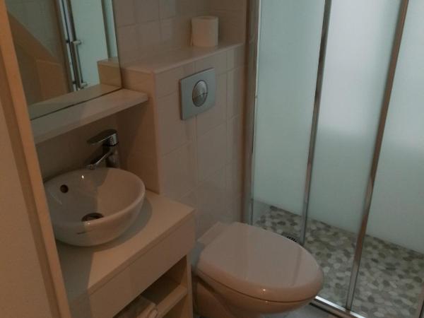 Hotel Rivoli : photo 1 de la chambre chambre simple avec salle de bains privative